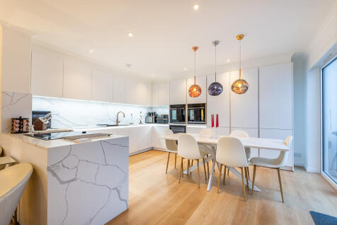 Open Plan Kitchen / Dining Area