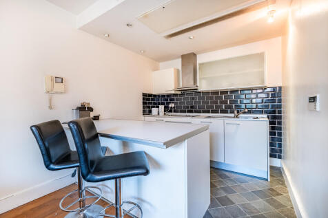 Fitted Kitchen With Breakfast Bar