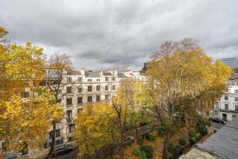 Views over Residents&#39; Garden Square