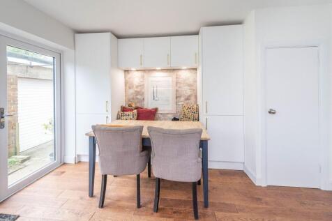 KITCHEN DINER AND LOUNGE