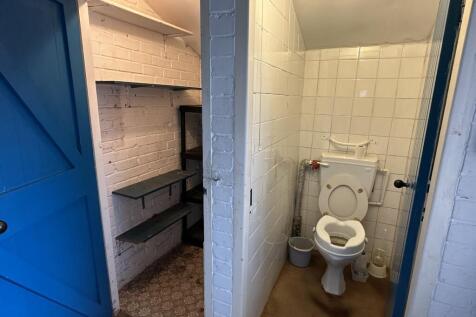 WC &amp; Cupboard.JPG