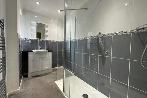 Bathroom.JPG