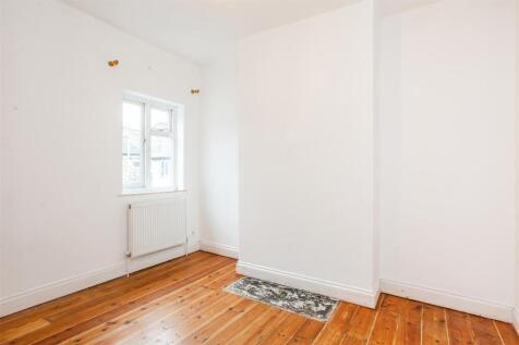 Middle bedroom