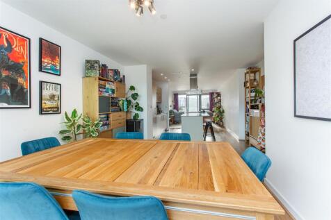 Dining area to kitchen