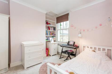Middle bedroom