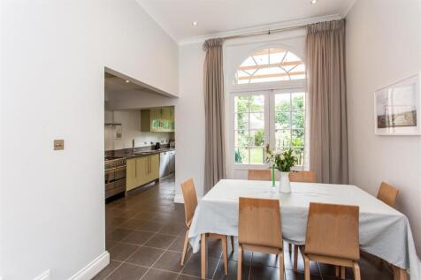 Dining area to kitchen