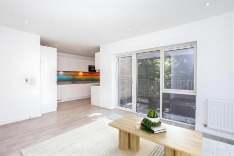 Kitchen and reception room