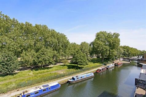Views of the canal and Victoria Park