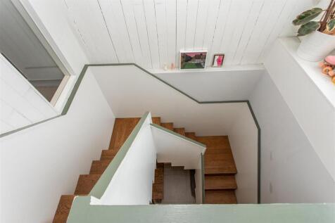 Entrance/Stairs