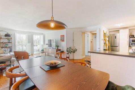 Open plan kitchen/Reception