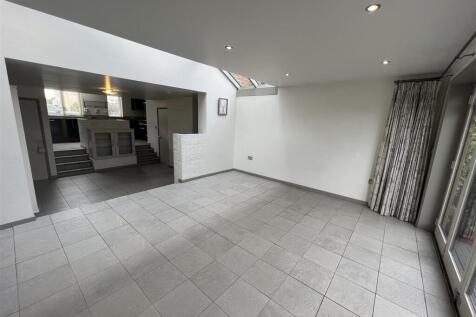 32 Grange Road lounge (2).JPG