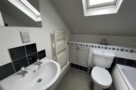 32 Grange Road bathroom.JPG