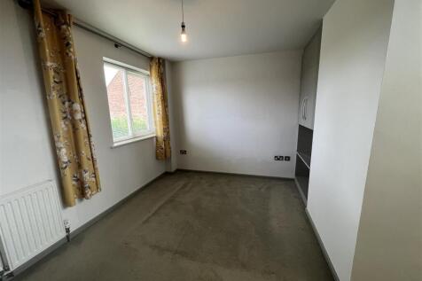 32 Grange Road bed 1.JPG