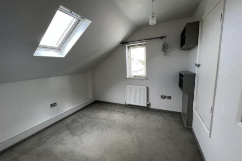 32 Grange Road bed 2.JPG