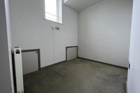 32 Grange Road bed 3.JPG