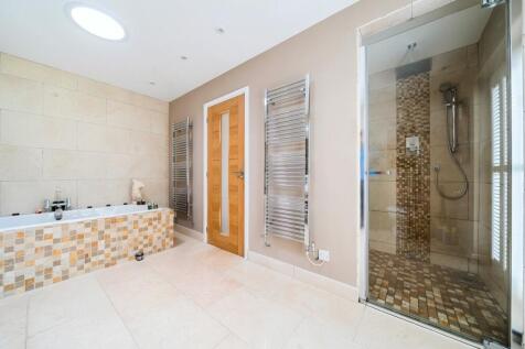 En Suite Bath/Shower