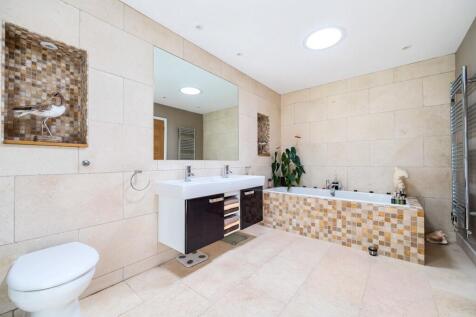 En Suite Bath/Shower