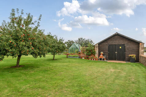 Outbuilding & Garden