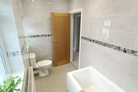 994 bathroom picture 3 .jpg