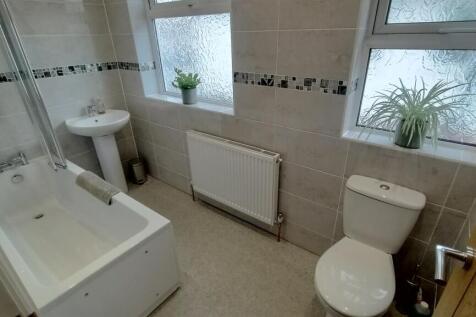 994 bathroom picture 2 .jpg