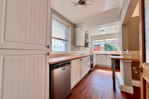 FITTED KITCHEN