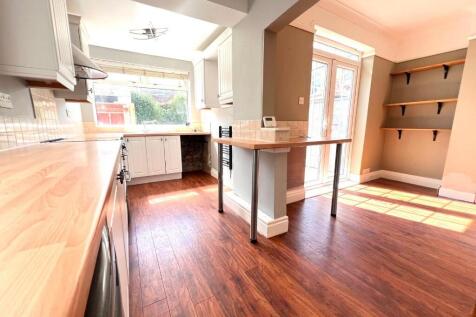 FITTED KITCHEN