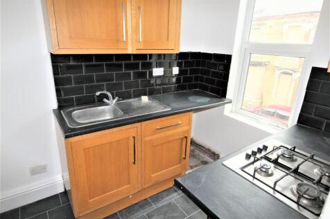FITTED KITCHEN