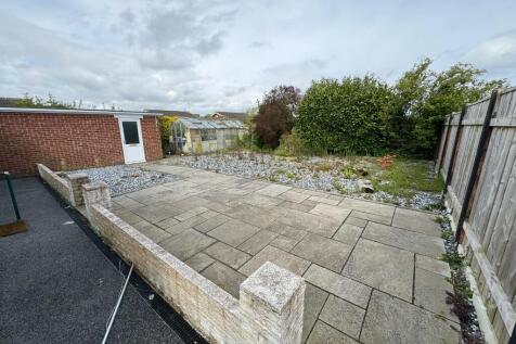 LARGE REAR GARDEN