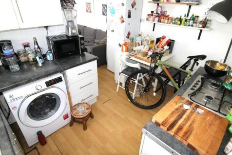 FITTED KITCHEN