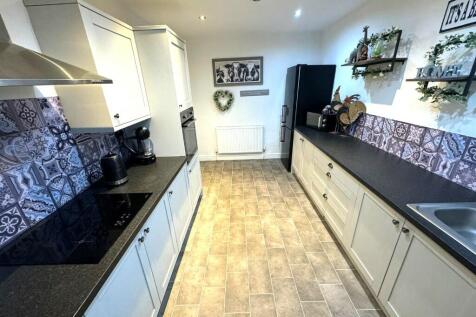 FITTED KITCHEN