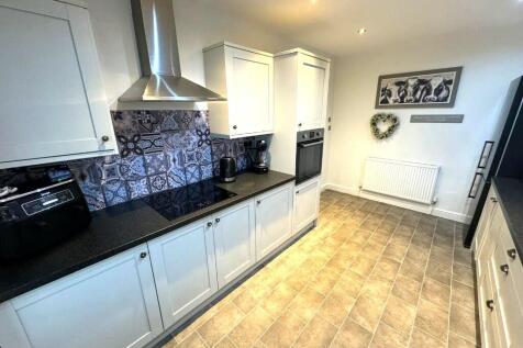 FITTED KITCHEN