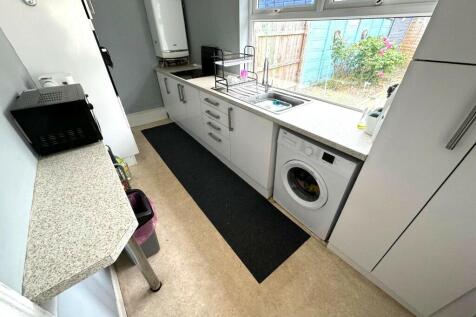 FITTED KITCHEN