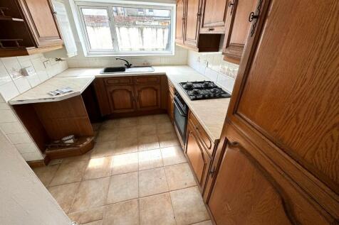 FITTED KITCHEN