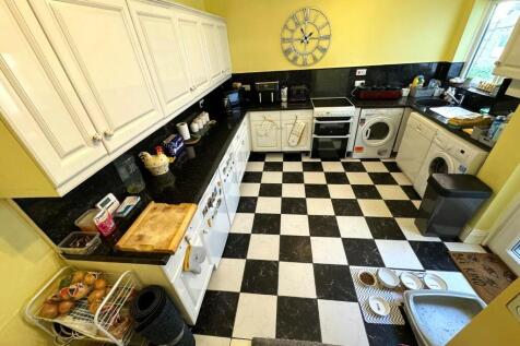 FITTED KITCHEN