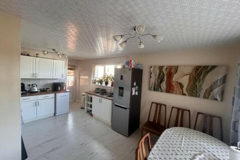 DINER TO KITCHEN