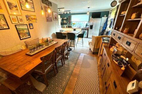 DINER TO KITCHEN