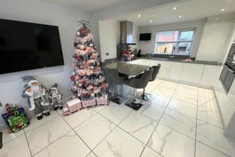 LOUNGE / KITCHEN