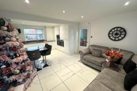 LOUNGE / KITCHEN