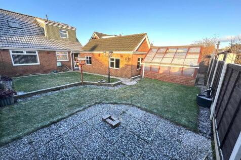 ENCLOSED REAR GARDEN