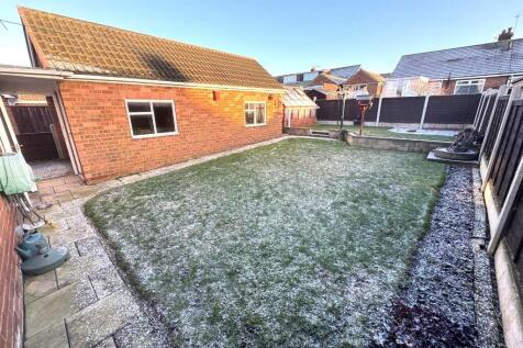 ENCLOSED REAR GARDEN