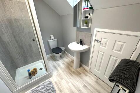 MASTER EN-SUITE