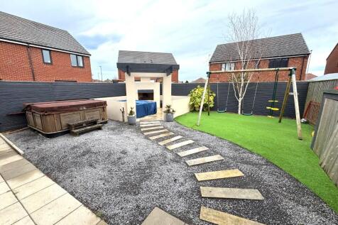 ENCLOSED REAR GARDEN