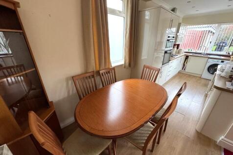 DINER INTO KITCHEN