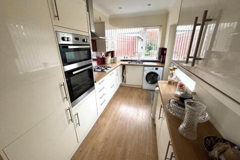 FITTED KITCHEN