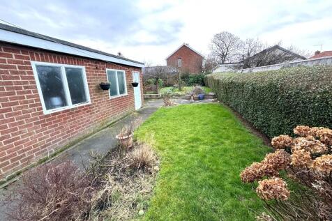 ENCLOSED REAR GARDEN