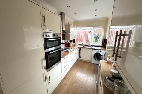 FITTED KITCHEN