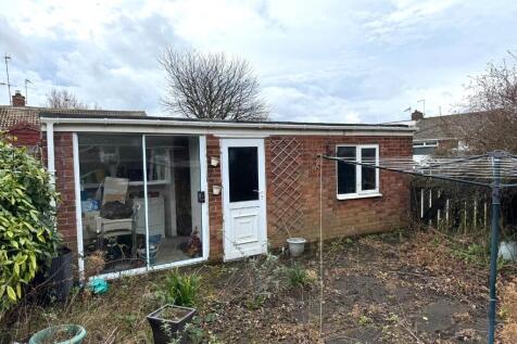 GARAGE / GARDEN ROOM