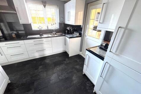 FITTED KITCHEN
