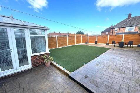 ENCLOSED REAR GARDEN