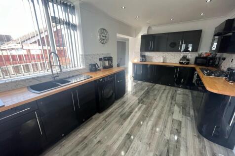 FITTED KITCHEN